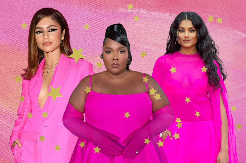 Zendaya, Lizzo e Simone Ashley usando looks rosa em fundo rosa com estrelinhas douradas