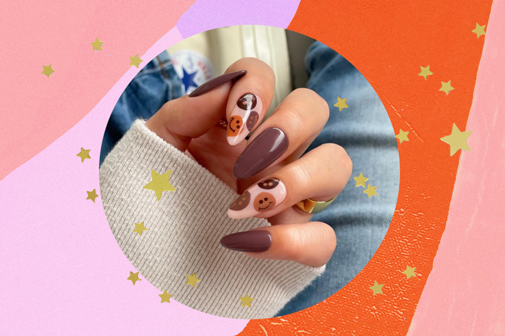 Montagem em fundo rosa, lilás e laranja com estrelinhas douradas de unhas em moldura circular. As unhas estão com esmalte marrom e carinhas felizes desenhadas