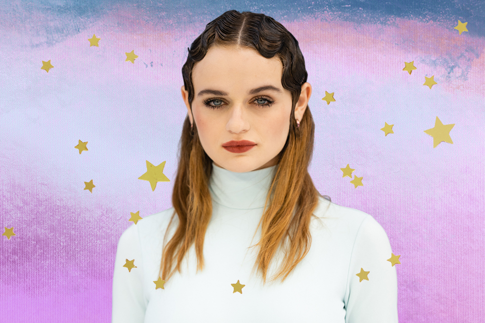 Montagem de foto Joey King em fundo degradê azul e lilás com estrelinhas douradas