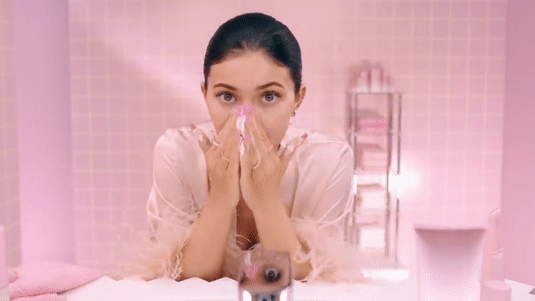 kylie-jenner-cuidando-pele-skincare Kylie Jenner fazendo skincare