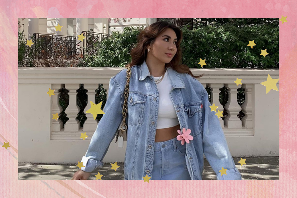 Montagem em fundo rosa com estrelinhas douradas de menina usando jaqueta jeans, top cropped branco e saia jeans