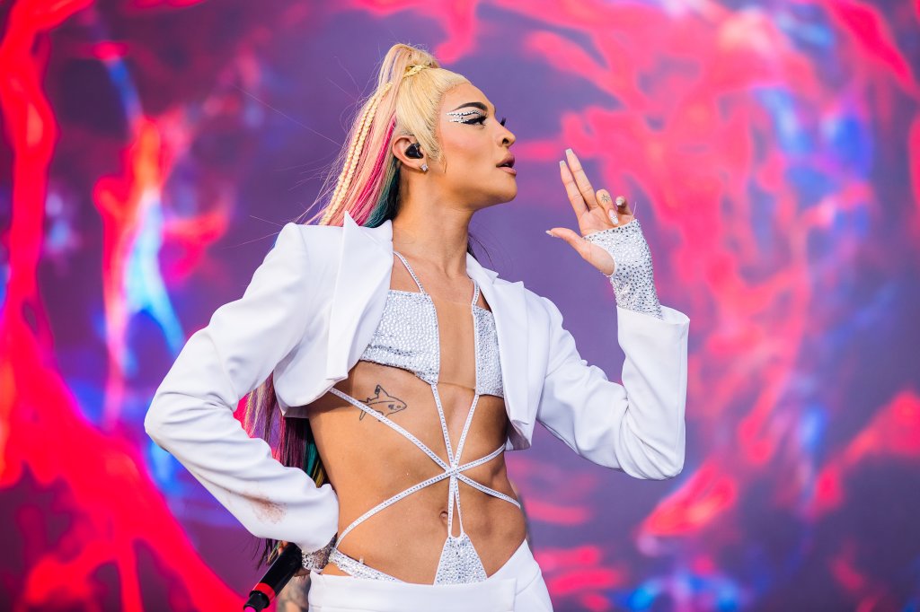 “A maquiagem é uma ferramenta pra gente se autoafirmar”, diz Pabllo Vittar