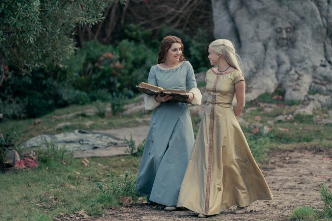house-of-the-dragon Duas meninas com vestidos longos caminhando em jardim