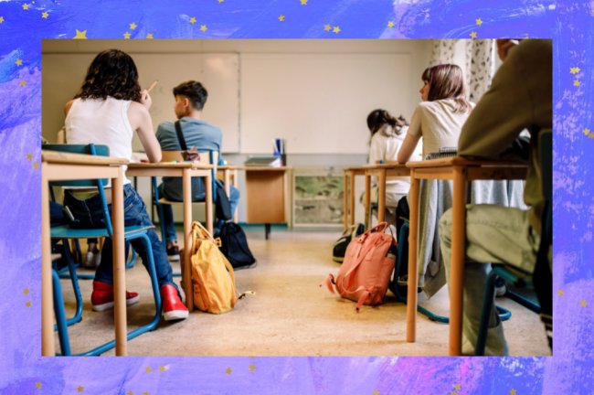 Fotografia de alunos de costas e sentados nas cadeiras de uma sala de aula 