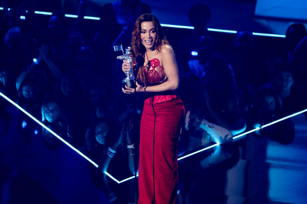 Anitta leva funk para o VMA e vence prêmio inédito para o Brasil