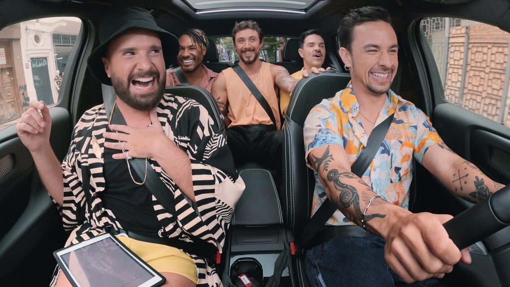 Apresentadores de Queer Eye Brasil rindo dentro de um carro