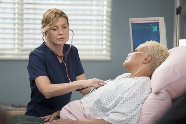 Qual carreira seguir? A astrologia pode te ajudar nesse dilema; confira! Foto da série Grey's Anatomy. Médica atende paciente e escuta seu coração com a aajuda de aparelhos.