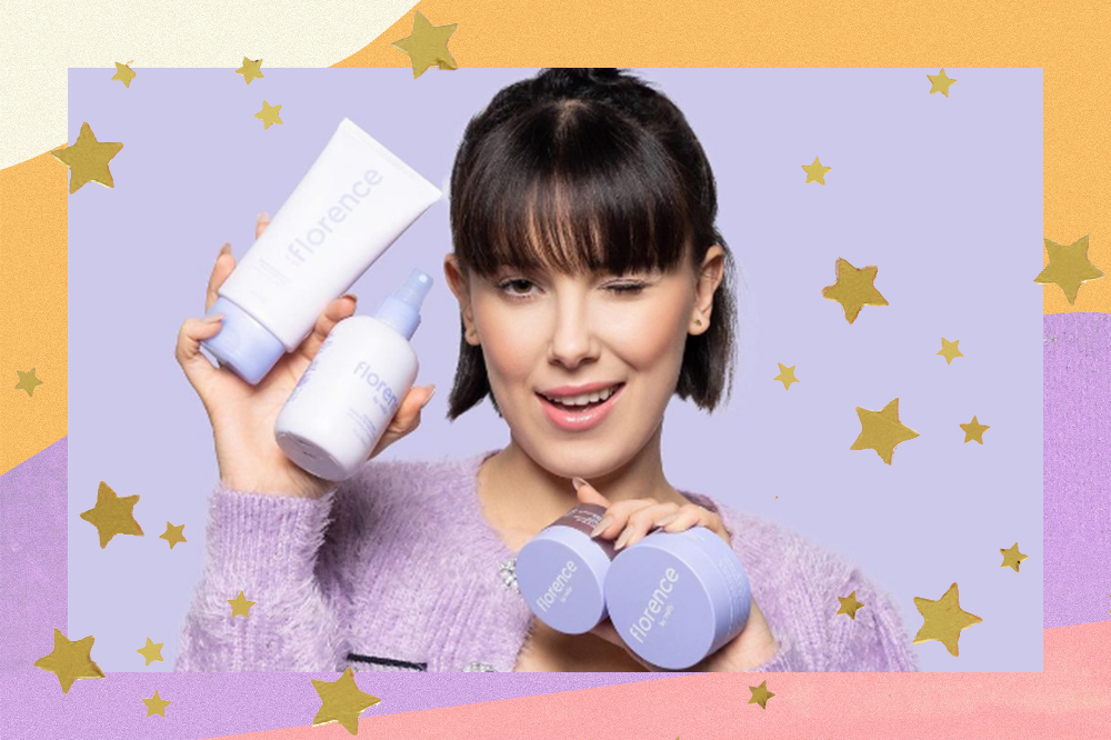 Montagem em fundo amarelo, lilás e rosa com estrelinhas douradas de Millie Bobby Brown segurando produtos da sua marca de beleza, a Florence by Mills