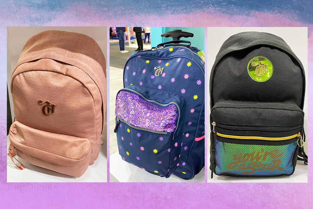 mochilas-capricho-sestini-2023- Montagem em fundo degradê roxo e azul com fotos de mochilas da coleção 2023 da CAPRICHO para Sestini