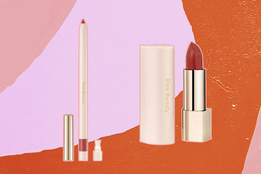 Lápis labial e batom Kind Words na cor Bold, da Rare Beauty, em fundo rosa e laranja