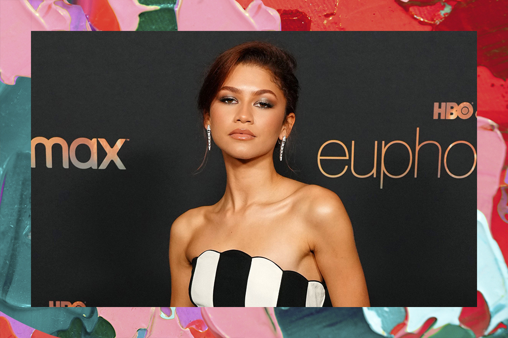 Montagem em fundo rosa, verde e vermelho com foto de Zendaya na première da segunda temporada de Euphoria com expressão facial séria e dá para ver parte de seu vestido preto e branco sem alças