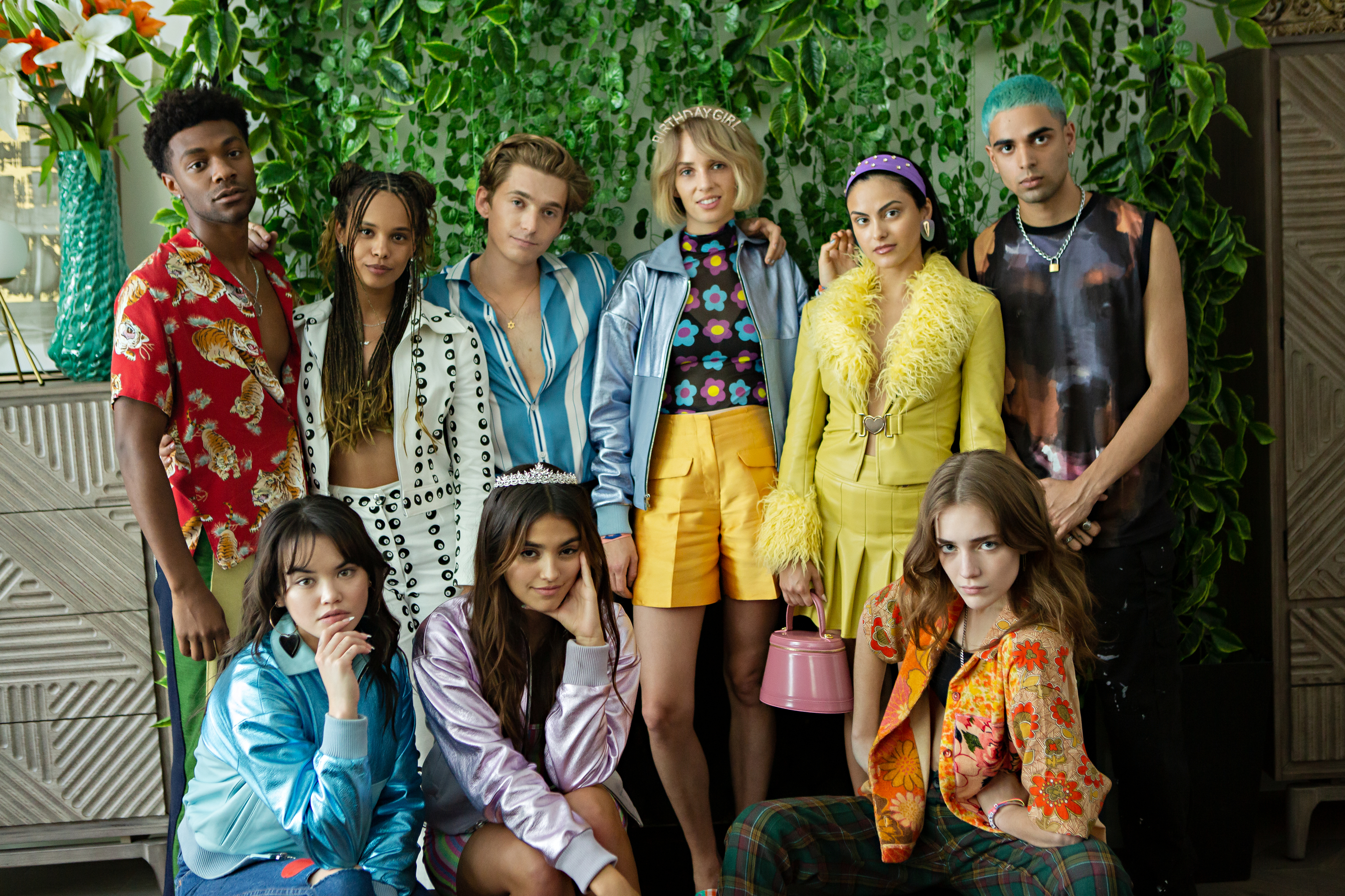 DO REVENGE Imagem mostra, da esquerda para direita, Jonathan Daviss como Elliot, Alisha Boe como Tara, Austin Abrams como Max, Maya Hawke como Eleanor, Camila Mendes como Drea, Rish Shah como Russ (L-R Bottom) Paris Berelc como Meghan, Maia Reficco como Montana e Talia Ryder como Gabbi no set de Do Revenge (Justiceiras), da Netflix.