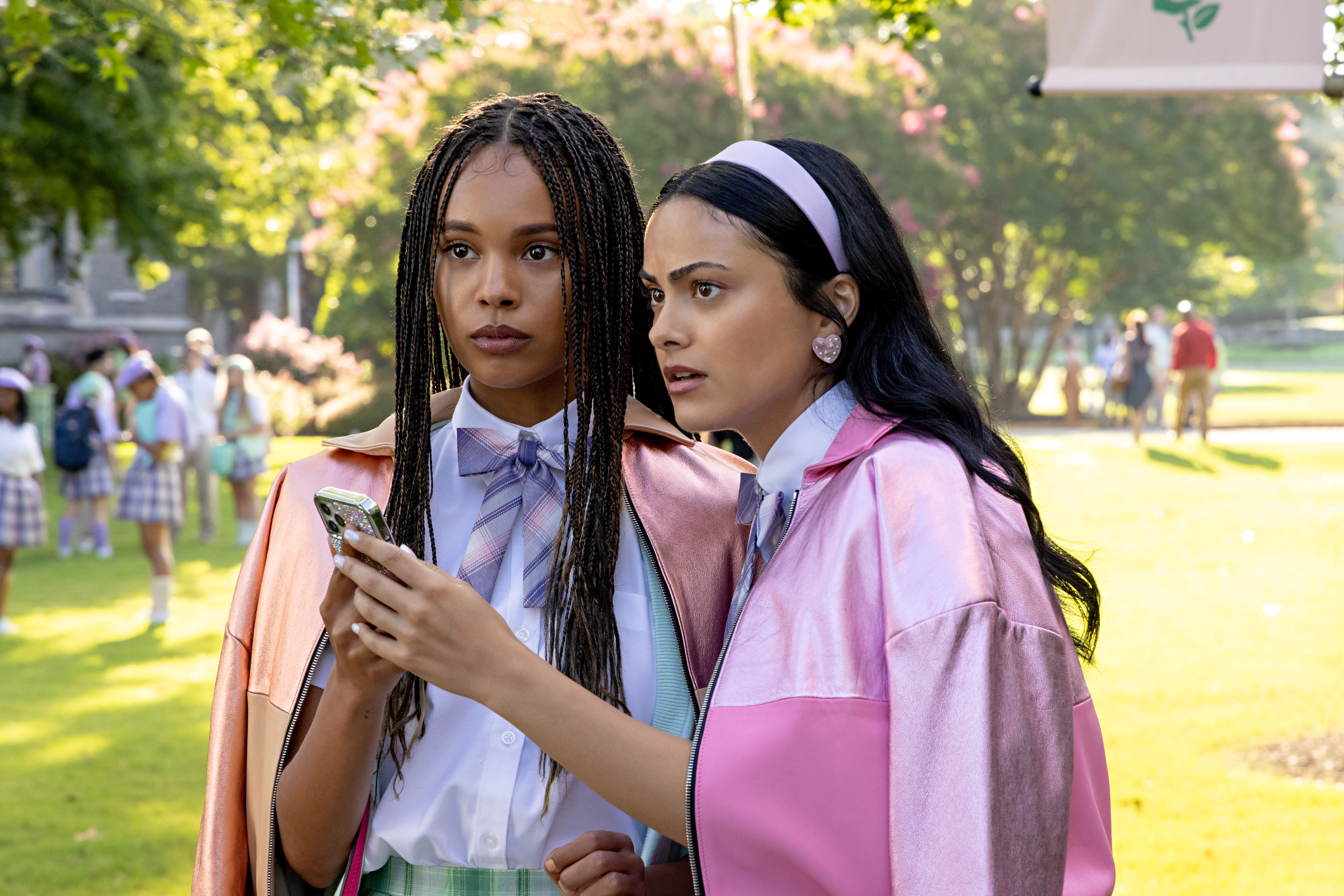 DO REVENGE Imagem mostra, da esquerda para direita, Alisha Boe como Tara e Camila Mendes como Drea em Do Revenge