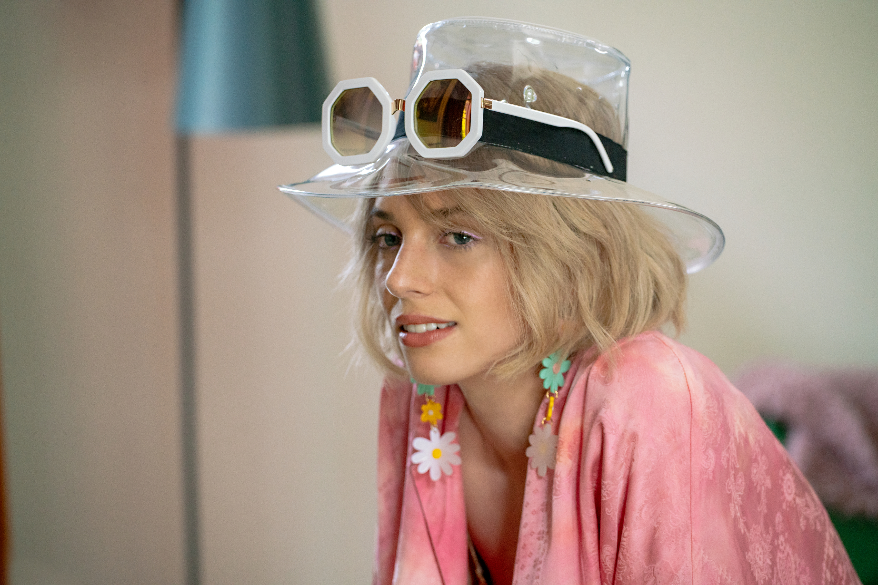 DO REVENGE Imagem mostra Maya Hawke como Eleanor usando acessórios em Do Revenge