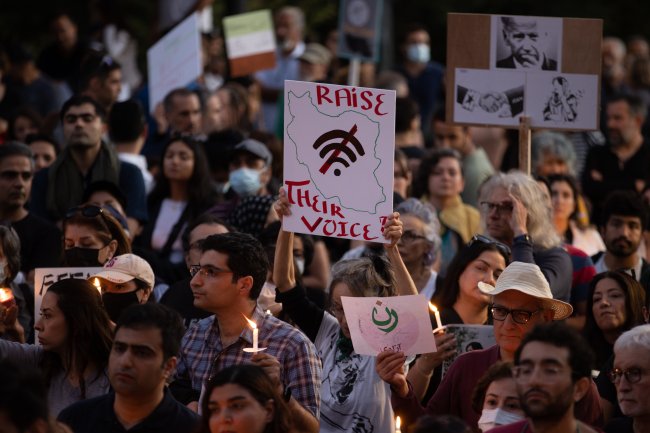 Manifestação de apoio às iranianas em na Universidade de Berkeley, na Califórnia