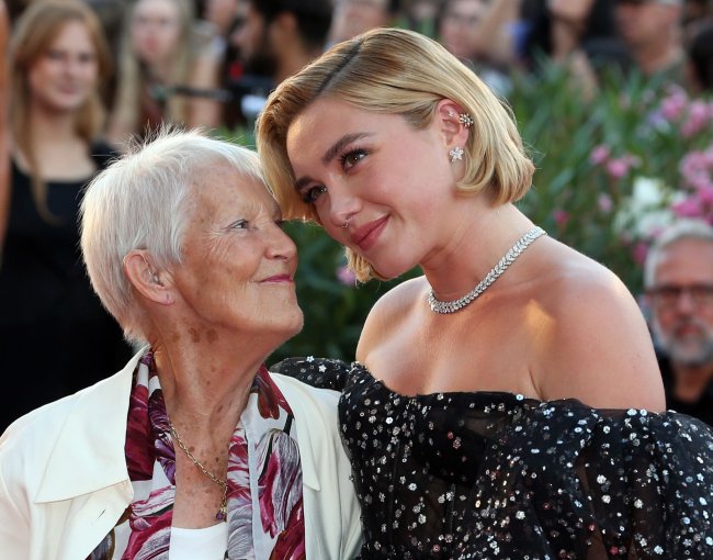 Explosão de fofura! Florence Pugh leva avó para o tapete vermelho em Veneza Florence Pugh posa para fotos com sua avó Pat no Tapete Vermelho do Festival Internacional de Veneza