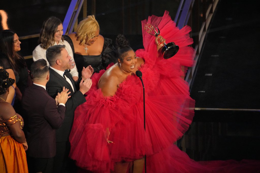 Lizzo no Emmys 2022, discursando no palco