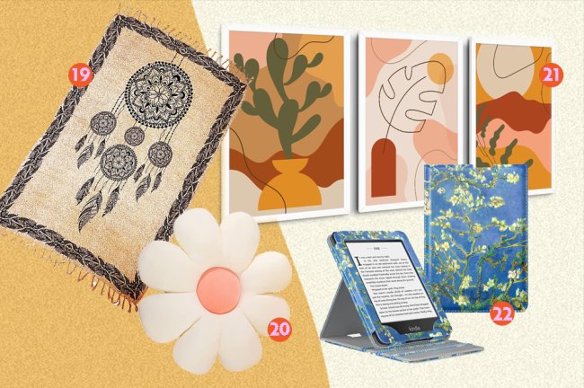compras itens de flores primavera Monatgem com itens florais. Aperece na foto uma canga de praia, um almofada, quadros e uma capa de kindle