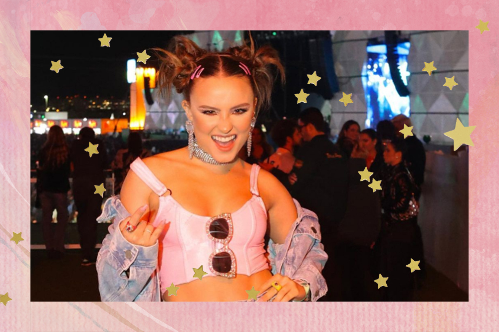 Montagem em fundo rosa com estrelinhas douradas de Larissa Manoela no Rock in Rio usando top cropped rosa, jaqueta jeans e penteado em dois coques