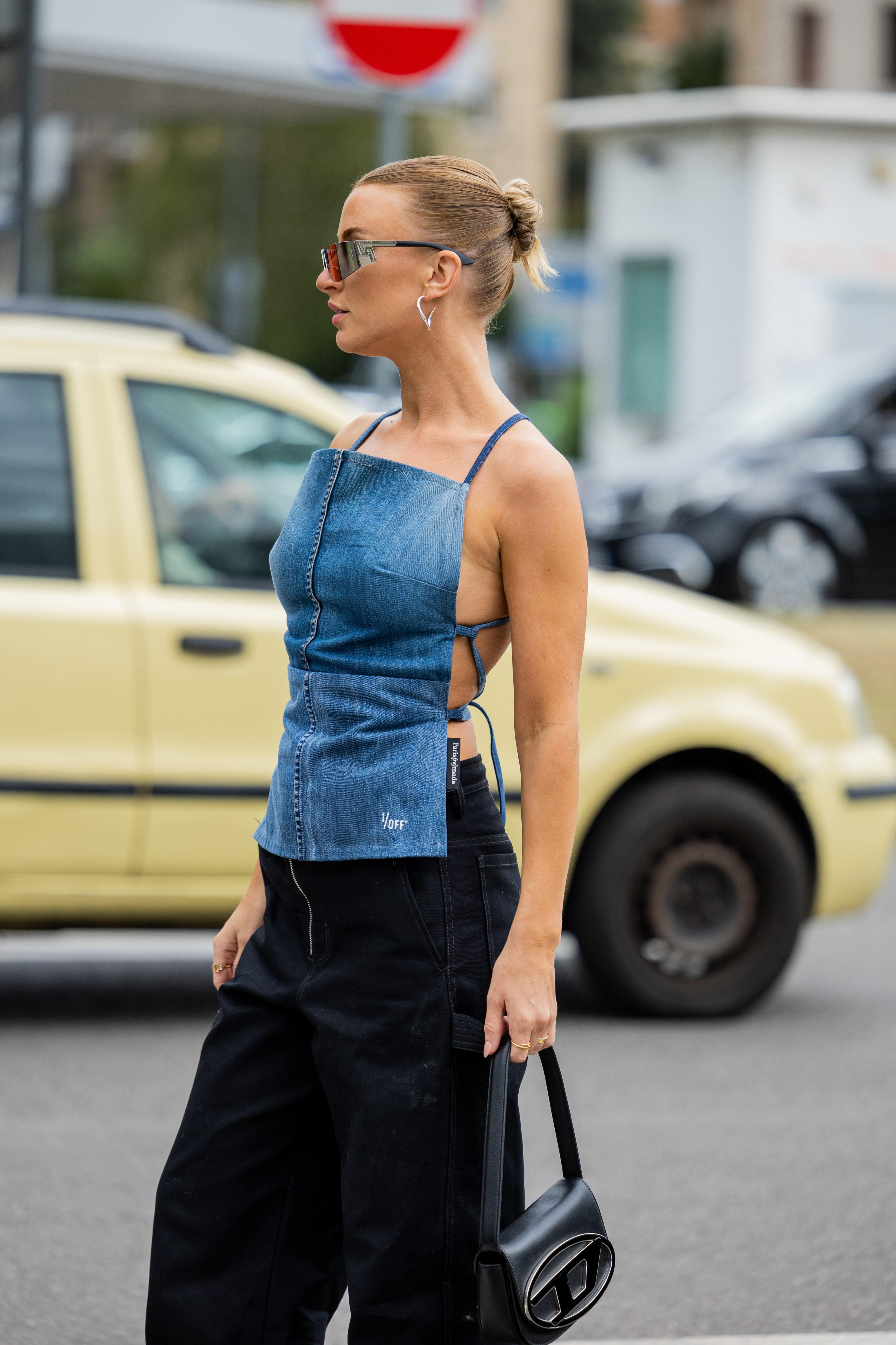StreetStyle – Day 2 – Milan Fashion Week Womenswear Spring/Summer 2023 Garota usando blusa jeans e calça preta no street style da semana de moda de Milão