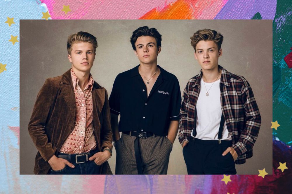 New Hope Club posando para foto em fundo bege