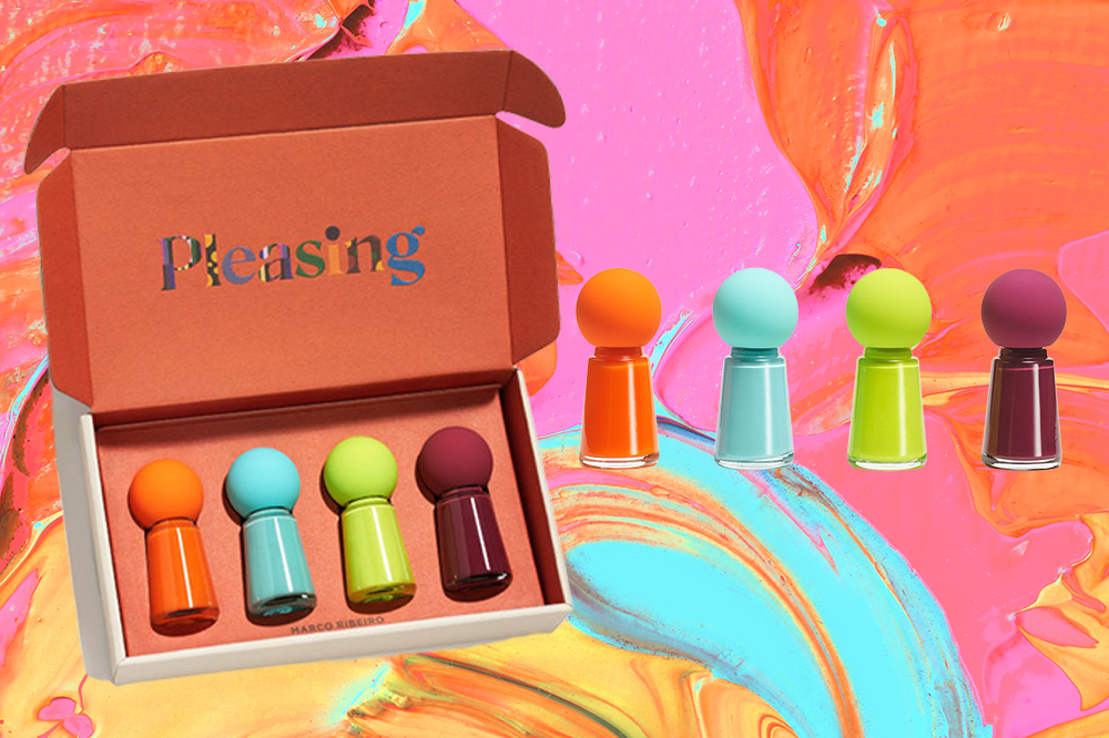 pleasing-harry-styles-marco-ribeiro-esmaltes Cinco esmaltes da coleção Pleasing x Marco Ribeiro em fundo laranja, rosa, azul e amarelo