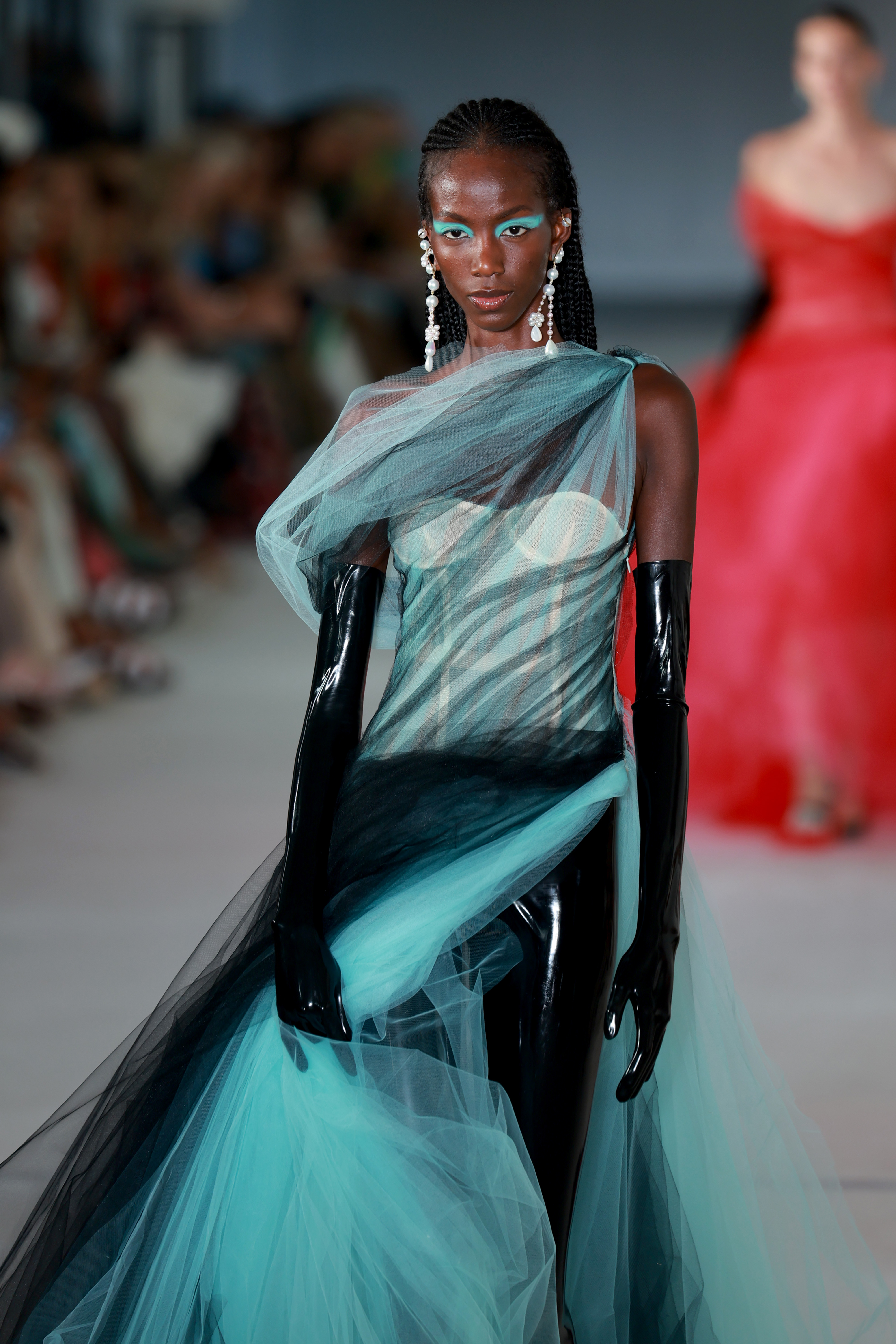 Desfile de primavera-verão 2023 da Prabal Gurung na semana de moda de Nova York. Modelo usando vestido de tule azul com luvas pretas de vinil