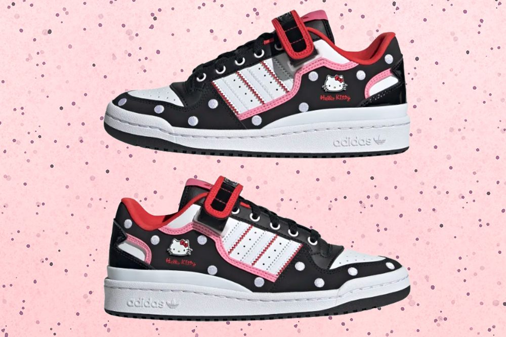 Tênis Forum Low da coleção da Adidas com a Hello Kitty em fundo rosa com bolinhas