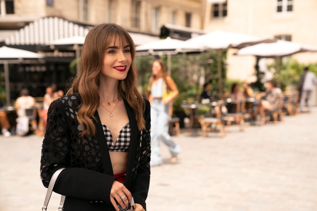 Lily Collins sobre 3ª temporada de Emily em Paris: “Mais triângulos”