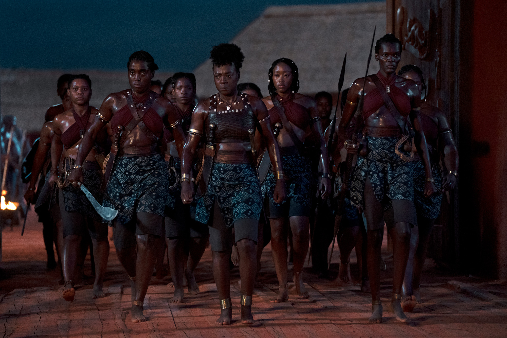 Imagem mostra, na primeira fila, da esquerda para direita, Lashana Lynch como Izogie, Viola Davis como Nanisca, Shelia Atim como Amenza. Na segunda fila, Sisipho Mbopa, Lone Motsomi e Chioma Umeala como Tara. 