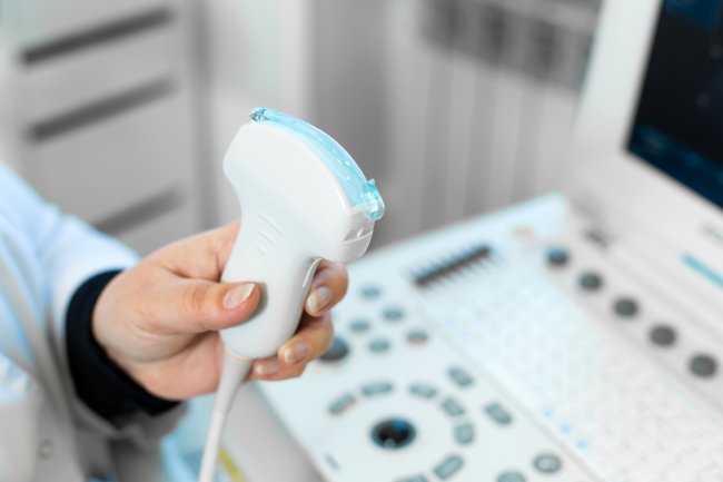 Mamografia e ultrassom são a mesma coisa? Exame de ultrassom sendo preparado