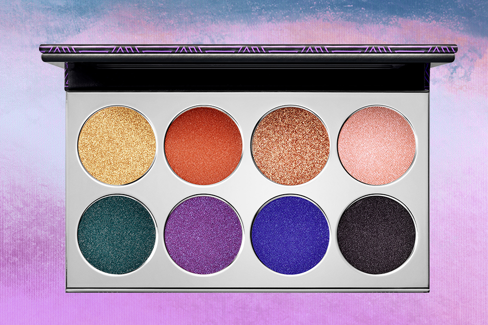 coleção-mac-cosmetics-pantera-negra-paleta-sombras Paleta de sombras da coleção Pantera Negra da MAC Cosmetics em fundo degradê roxo e azul