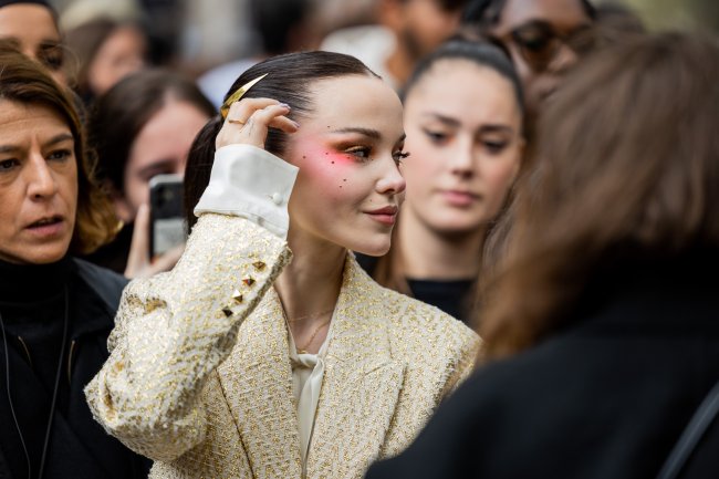 Maquiagem com pedrinhas da Dove Cameron no desfile de primavera/verão de 2023 da Valentino