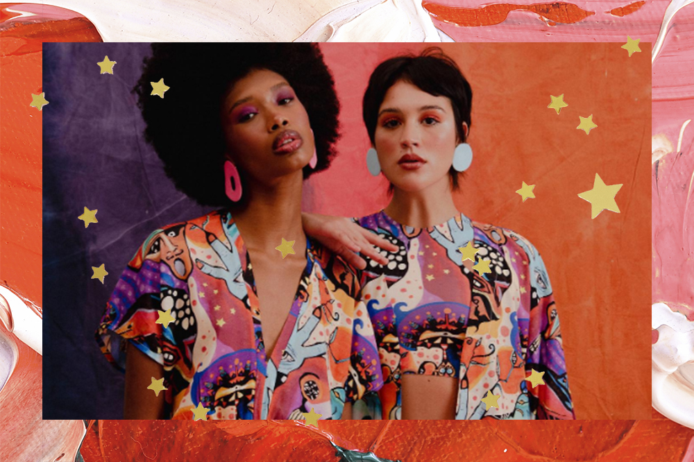 Montagem em fundo vermelho e rosa com estrelinhas douradas. Há uma foto de duas modelos usando roupas da marca Psicotrópica