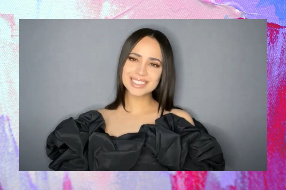 Sofia Carson em entrevista para a CH, com vestido preto