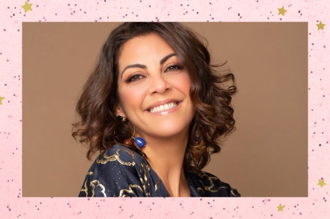 Thalita Rebouças sorrindo para foto; a margem é uma textura rosa com bolinhas e estrelas amarelas como decoração