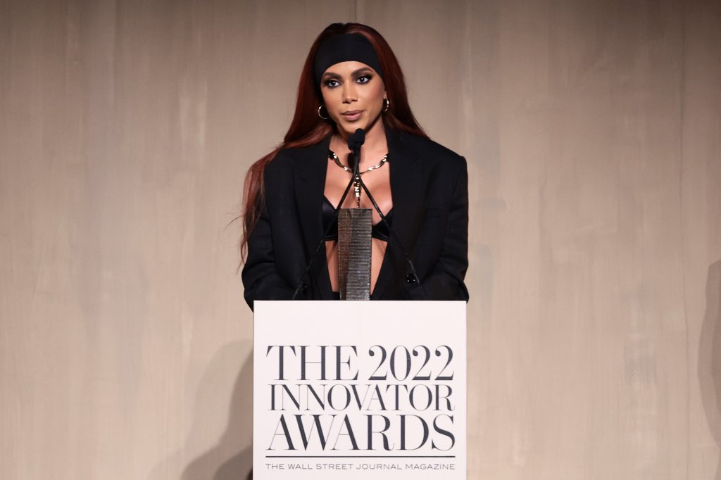 Anitta é a 1ª mulher a ganhar o prêmio de inovação do Wall Street Journal