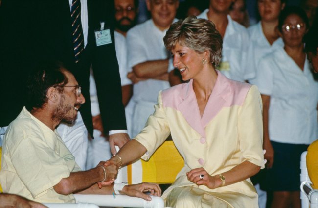 provas de que Diana era muito moderna e evoluída pra monarquia britânica Diana visitando pacientes com Aids no Hospital Universidade no Rio de Janeiro, em abril de 1991