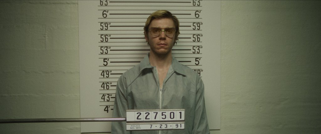 Evan Peters como Jeffrey Dahmer na série Dahmer: Um Canibal Americano