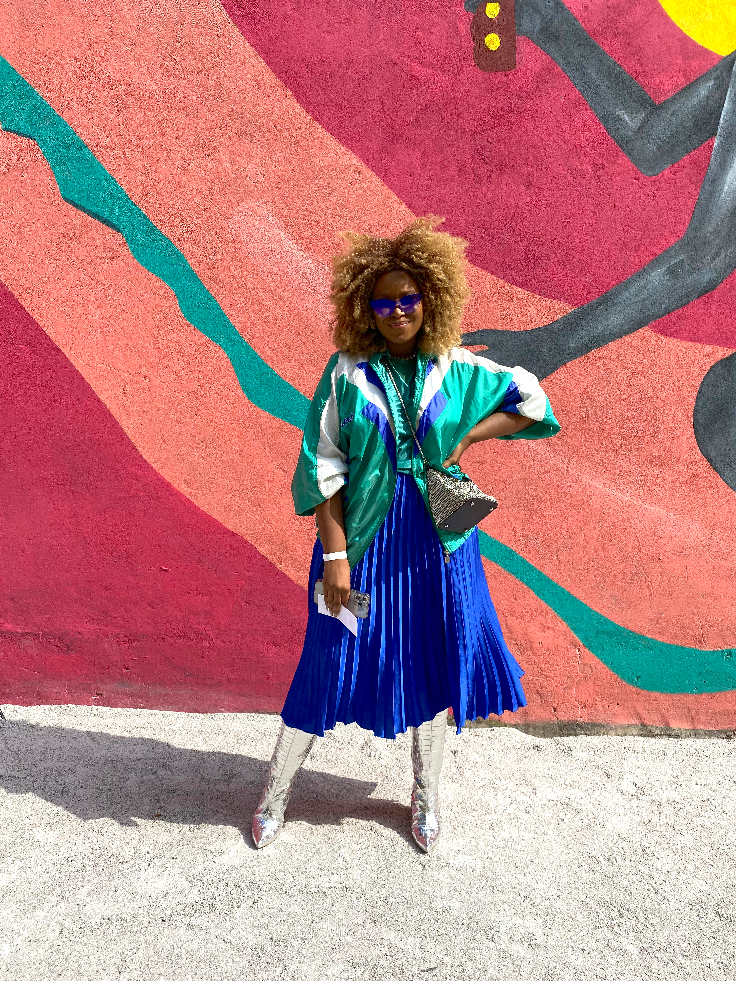 look-spfw-06 Look do São Paulo Fashion Week N54 com saia azul plissada, jaqueta bomber verde e bota prata