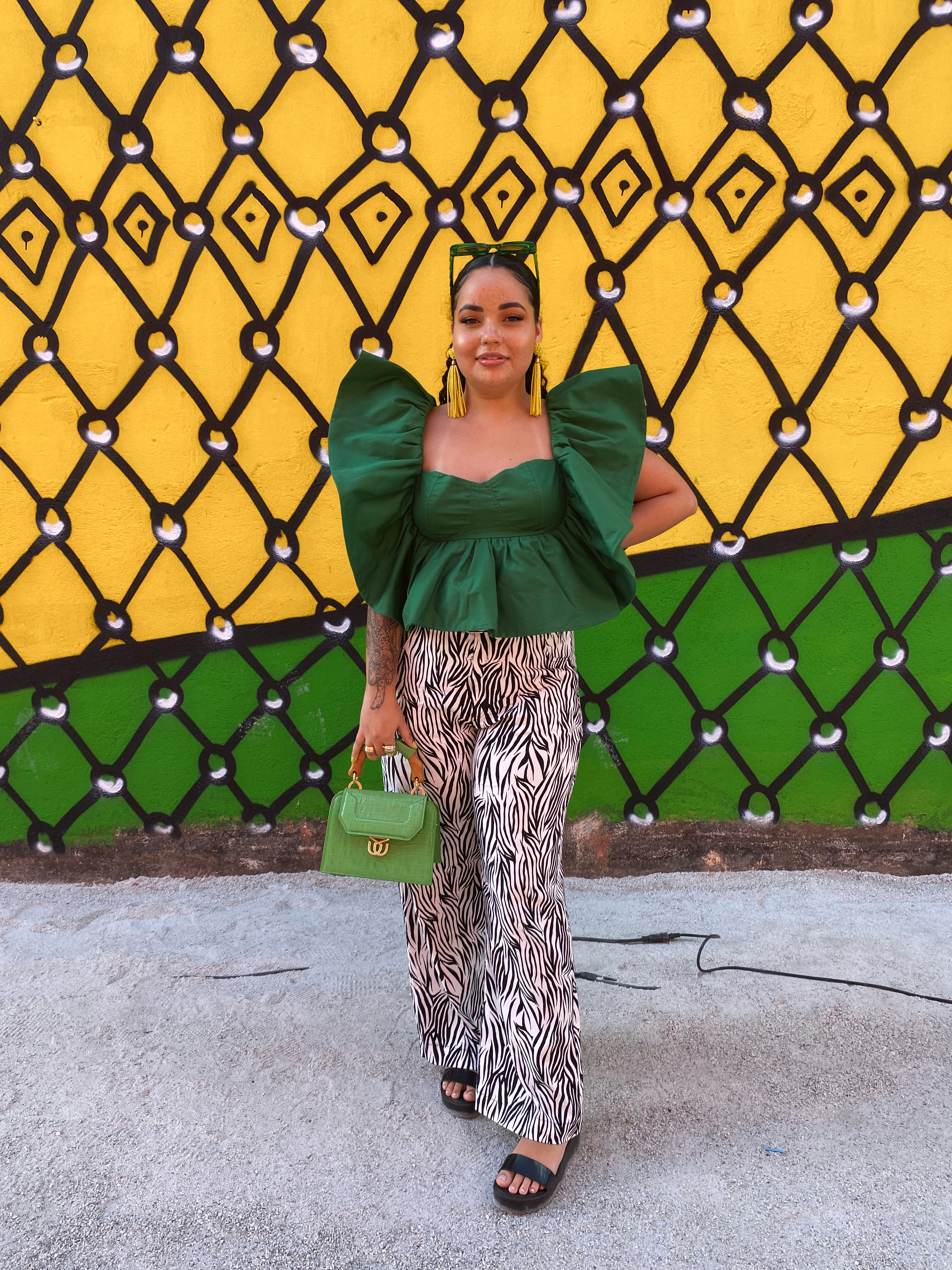 look-spfw-11 Look do São Paulo Fashion Week N54 com blusa verde e calça de zebrinha