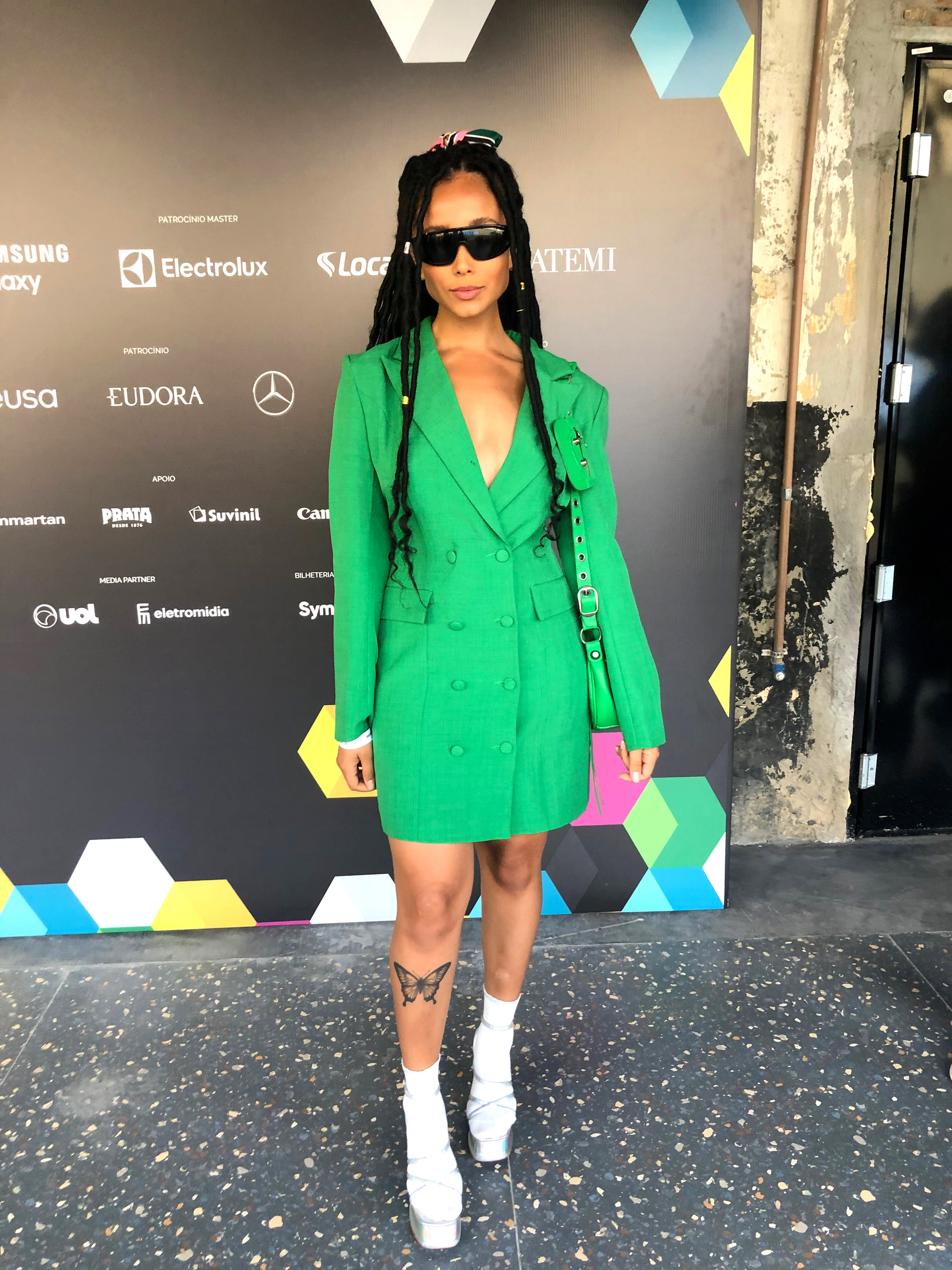 look-spfw-14 Look do São Paulo Fashion Week N54 com blazer-vestido verde, sandália prata e meia, óculos de sol futurista