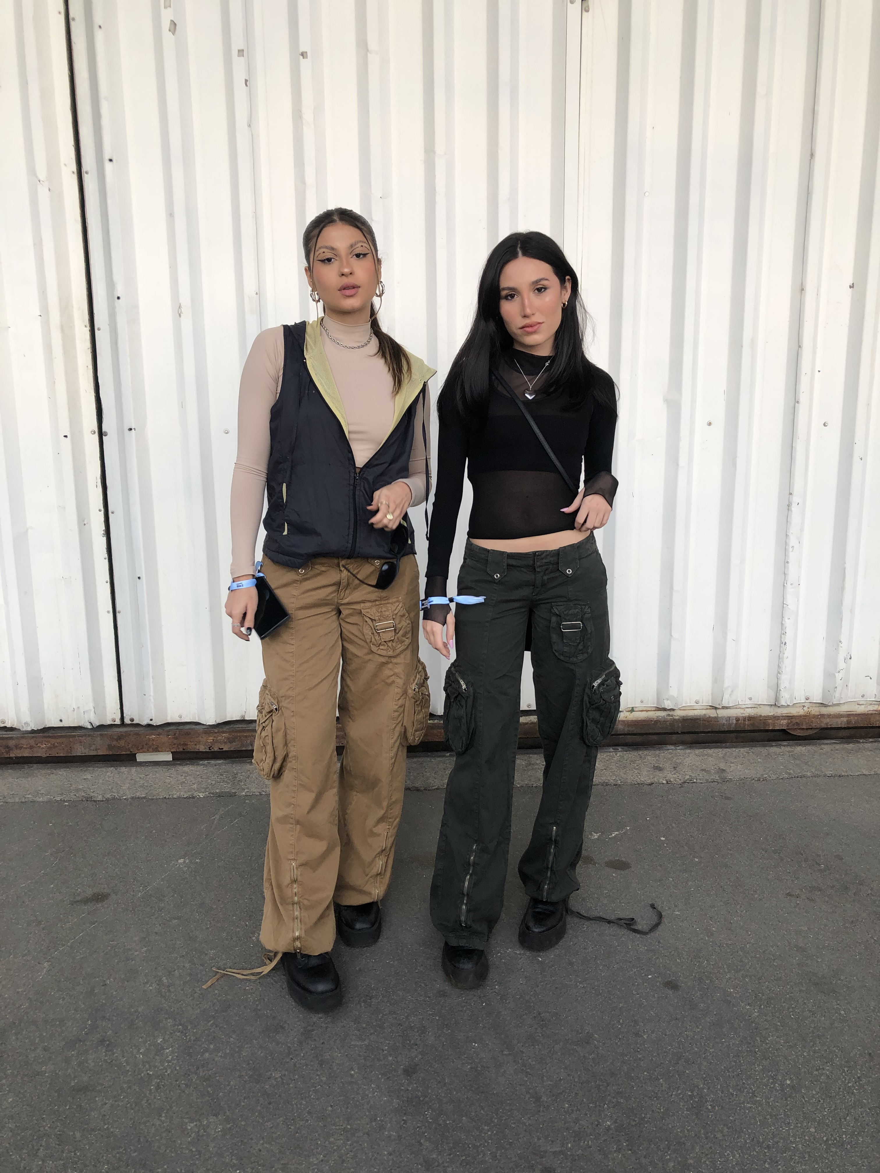 looks-calca-cargo-primavera-sound Looks @malufca e @gabrielarezio_ com calça cargo no Primavera Sound 2022.