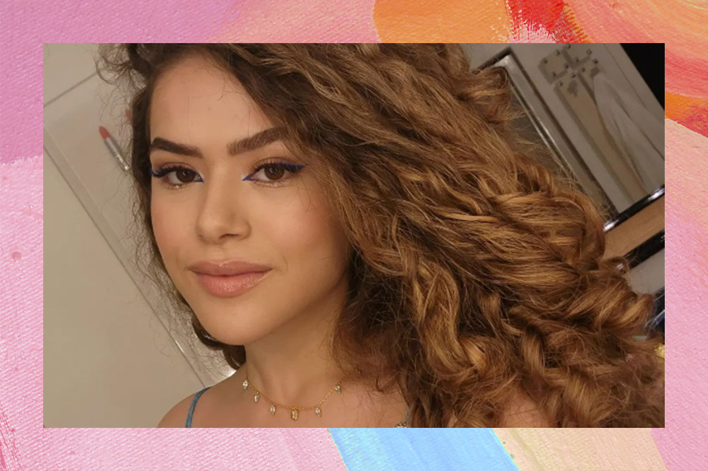 Montagem em fundo rosa, laranja e azul com foto de Maisa Silva olhando para câmera com expressão facial séria