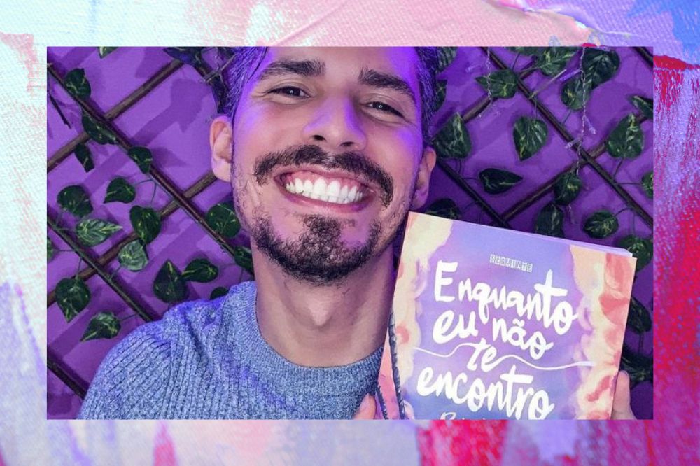 Pedro Rhuas com seu livro "Enquanto Eu Não Te Encontro"