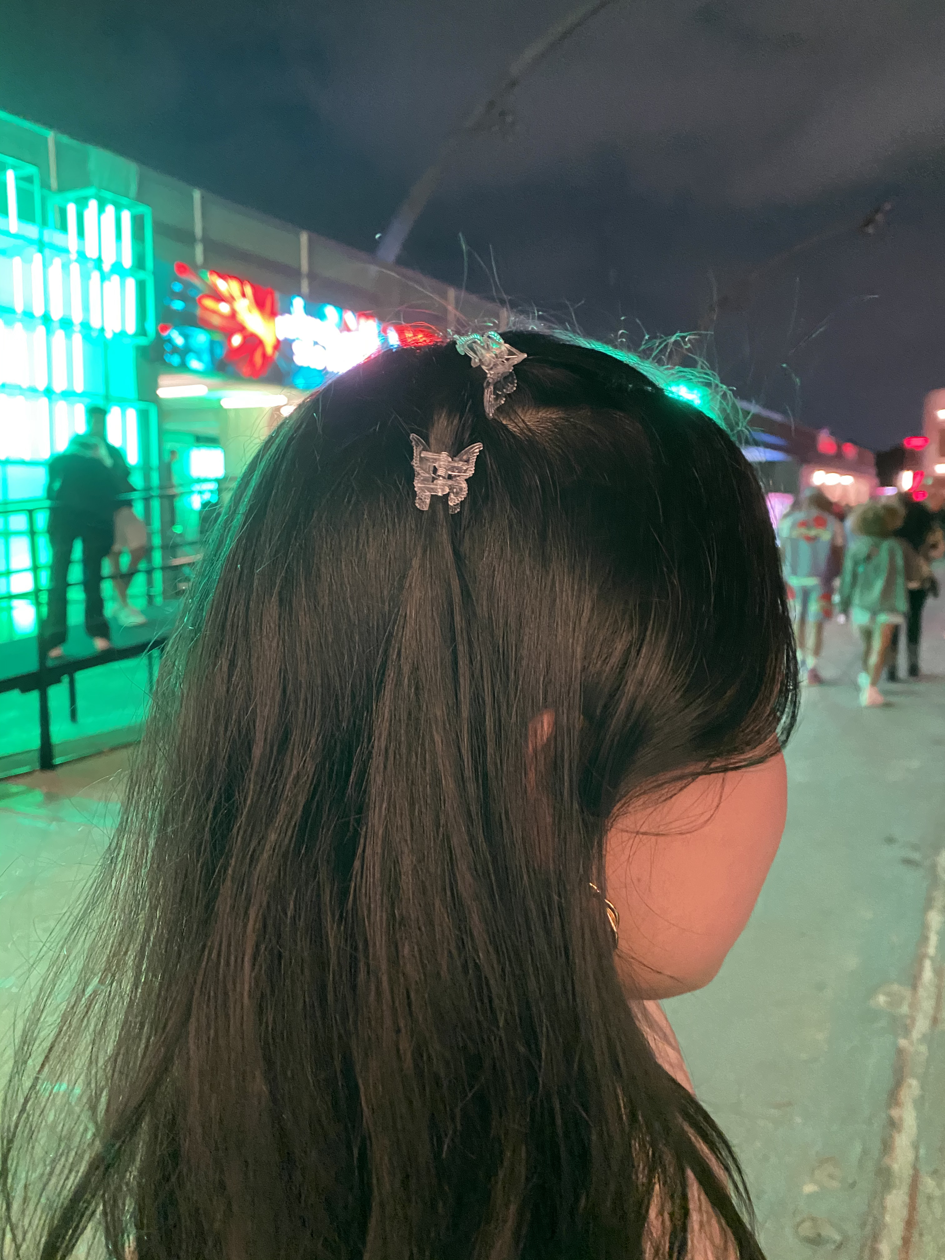 Penteado com presilhas de borboleta da @ju_takeda no Primavera Sound 2022.