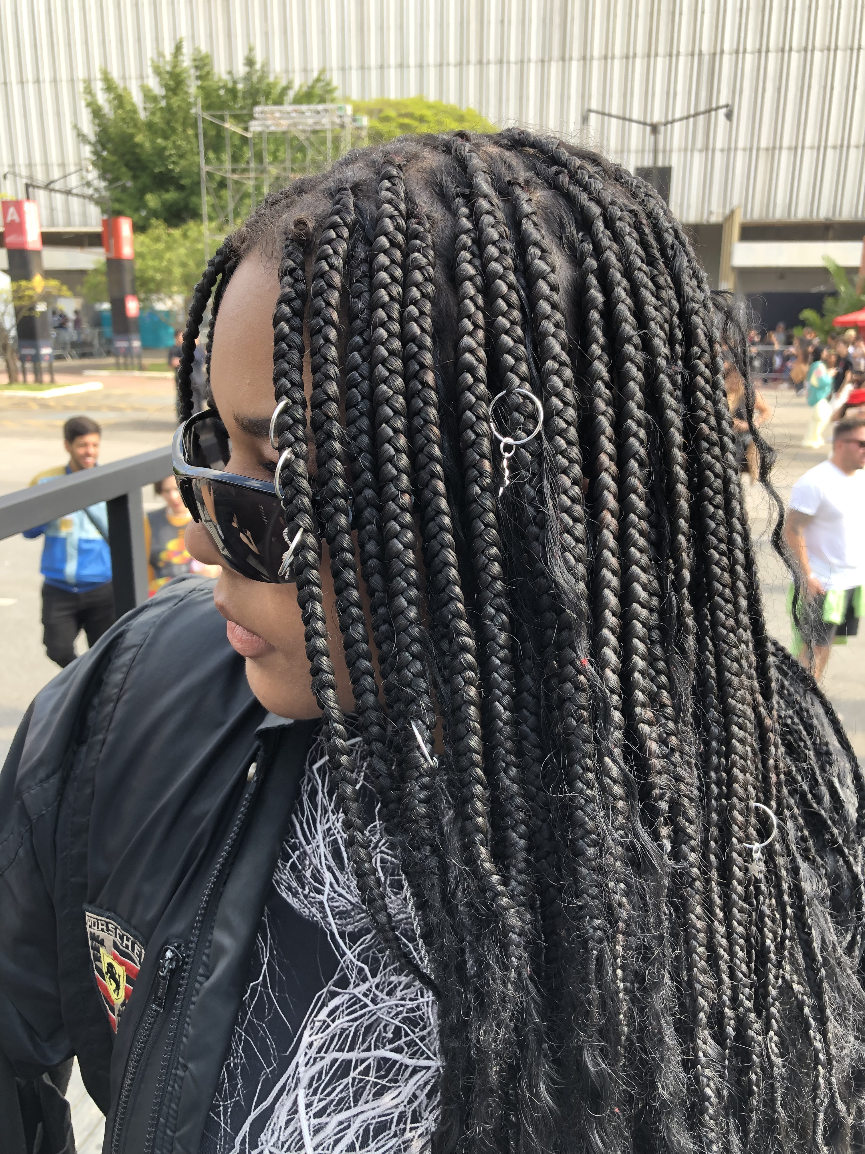 Penteado tranças com piercings no cabelo da @danielecoelhoc no Primavera Sound 2022.