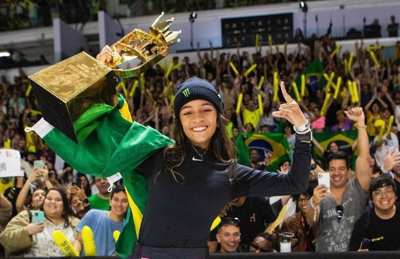 Rayssa Leal segurando troféu de campeã