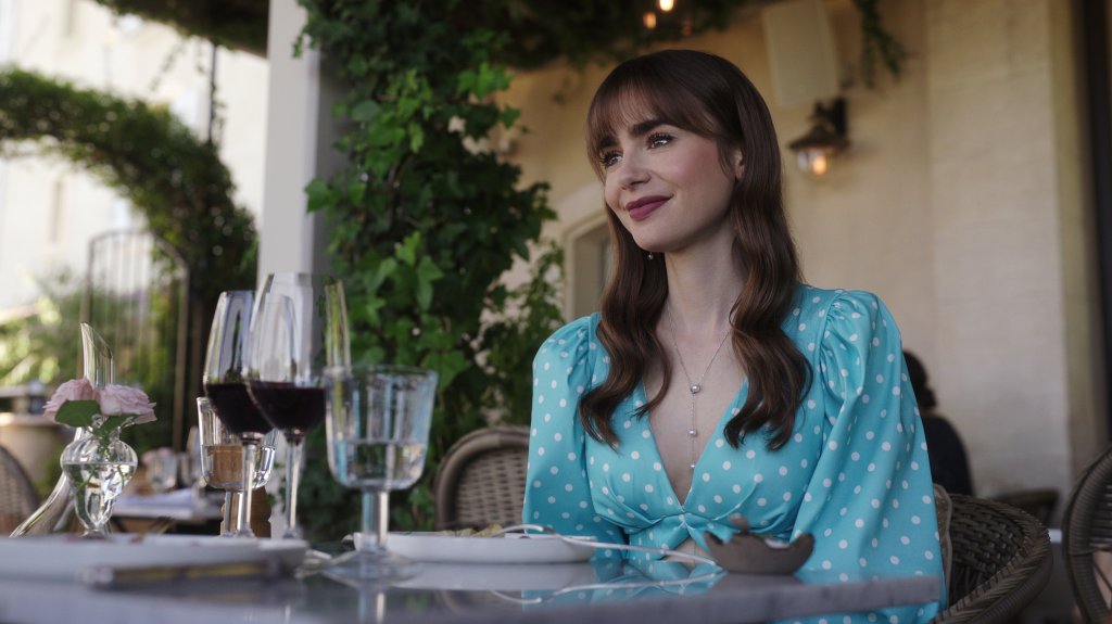 O que ‘Sober Curios’, citado em Emily em Paris, diz sobre a nossa galera