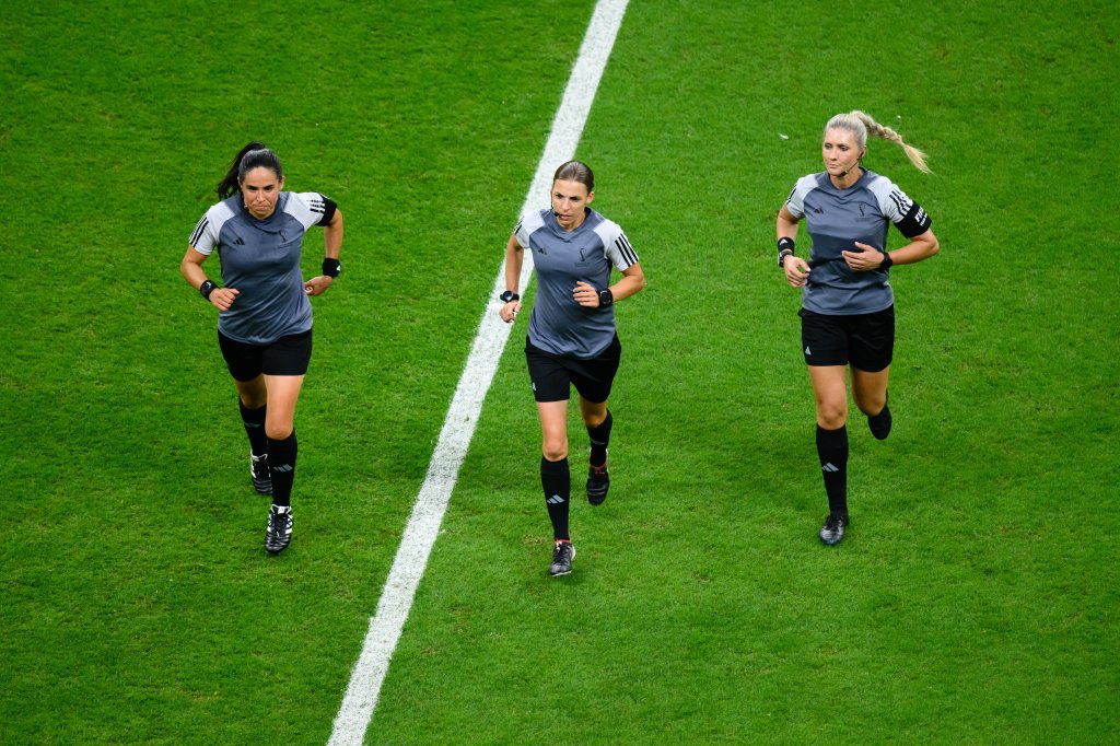 Copa do Mundo tem 1º trio de arbitragem feminino em 92 anos de história